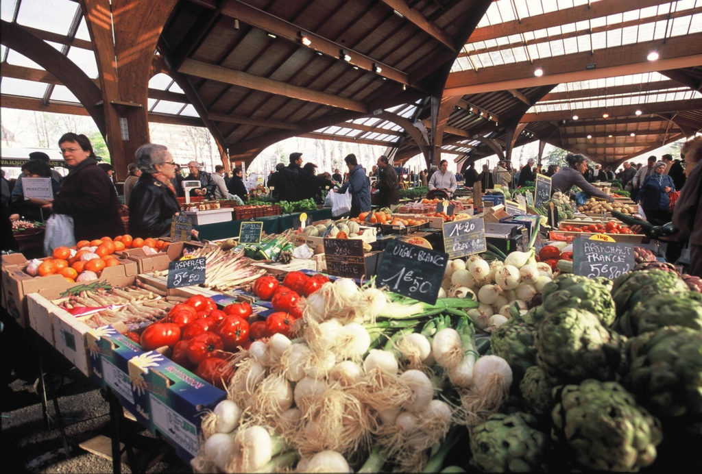 Marché de Brive-la-Gaillarde - bottes d'oignons