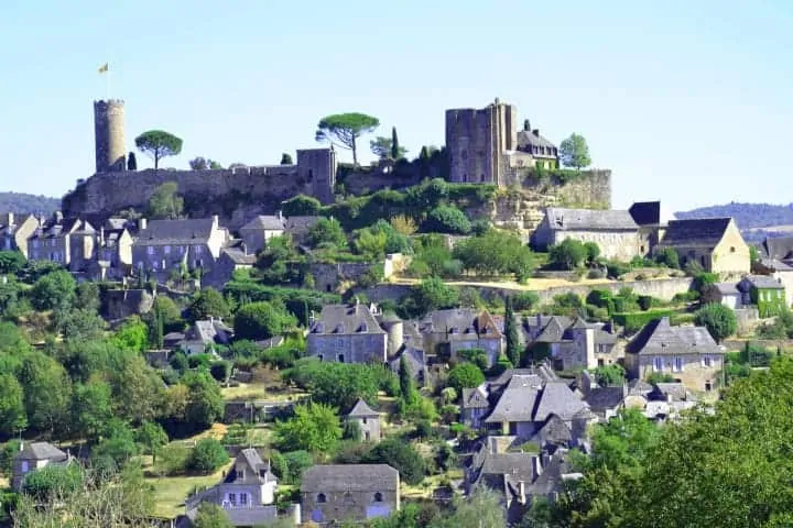 Le château de l’ancienne Vicomté de Turenne, dont il ne reste que la tour César et la tour de garde, avec entre le deux un magnifique jardin à la française, surplombe d'un côté son village de pierre à flanc de coteau, et de l'autre le moulin de la vie contée.
